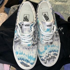 NEW Women’s VANS sneakers